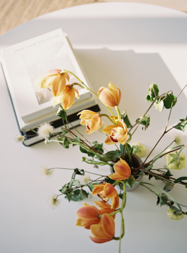 aesthetic-japanese-coffee-table-with-floral-vases