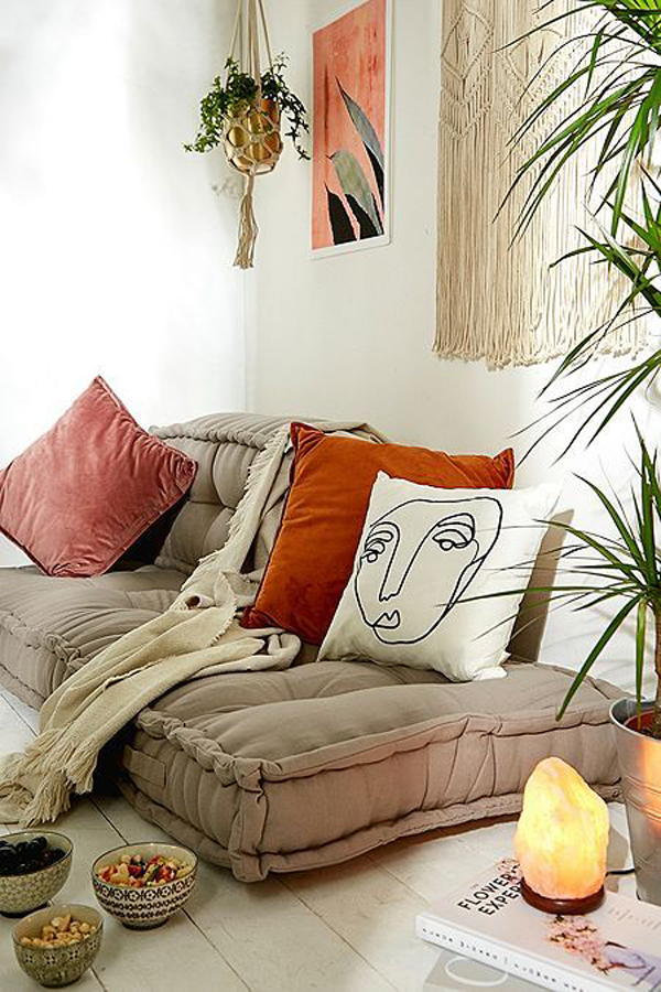 boho-reading-nook-with-floor-cushions