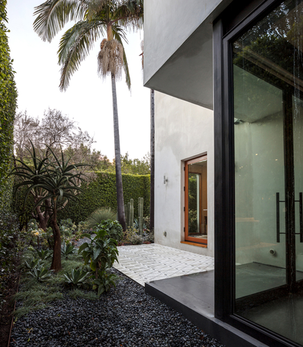 backyard-glass-door-design