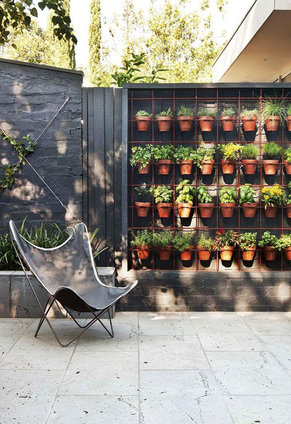 cool-vertical-garden-pots-in-the-fence