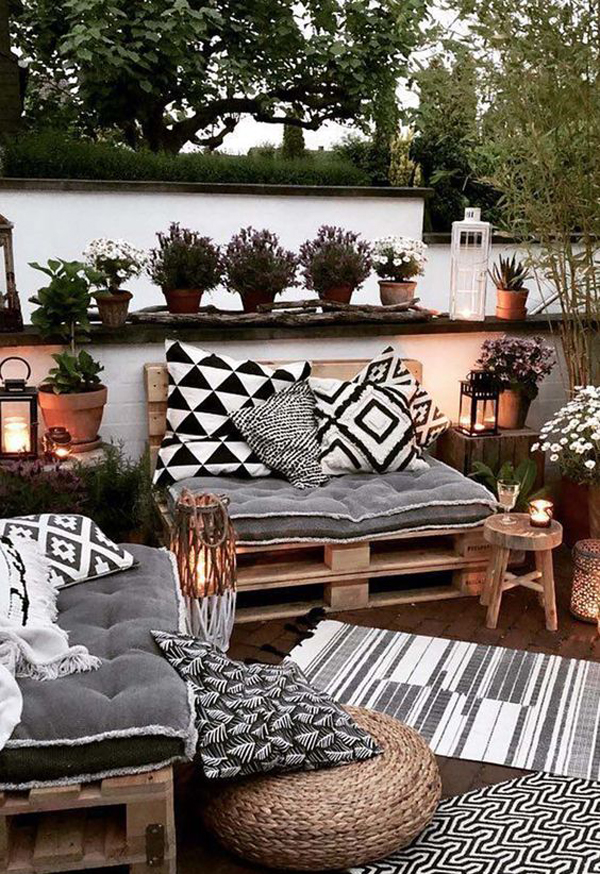 cozy-backyard-living-space-with-floral-arrangement