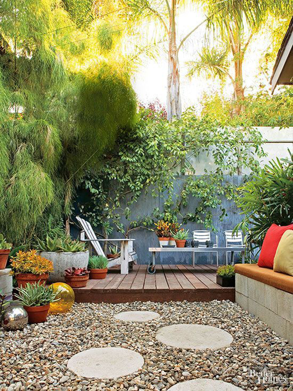 cozy-outdoor-oasis-with-lush-fence-planters