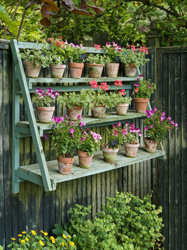 hanging-diy-planter-pots-in-the-fence