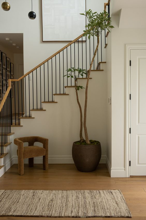 large-plant-pots-in-the-staircase-floor