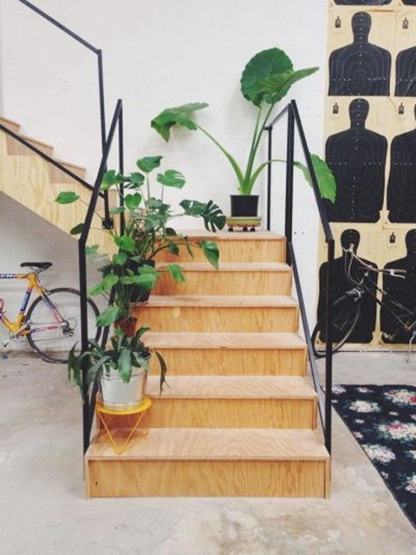 escalera-minimalista-y-de-madera-natural-con-plantas