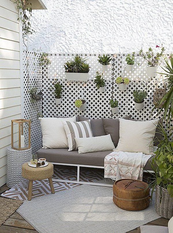outdoor-patio-ideas-with-hanging-planters-in-the-fence
