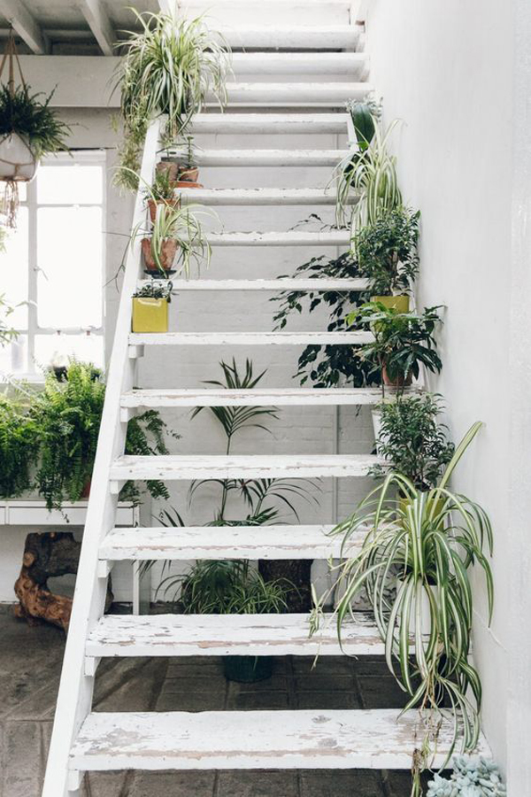 rustic-diy-staircase-plant-decor