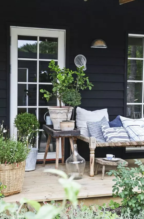 scandinavian-porch-decor-with-bold-statement