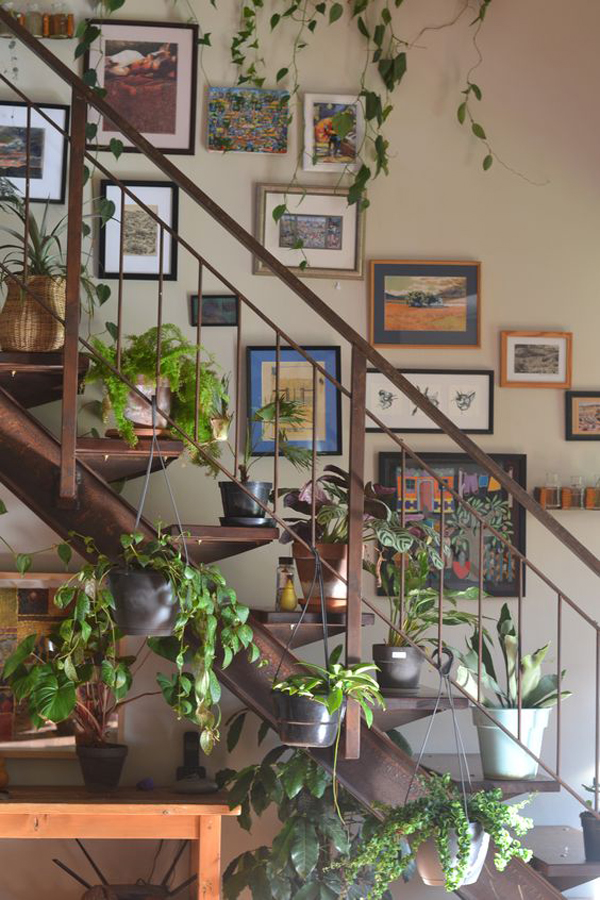 vintage-diy-staircase-plant-decor-with-gallery-wall