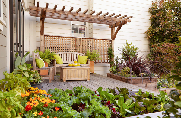 backyard-deck-privacy-in-outdoor-corner-space