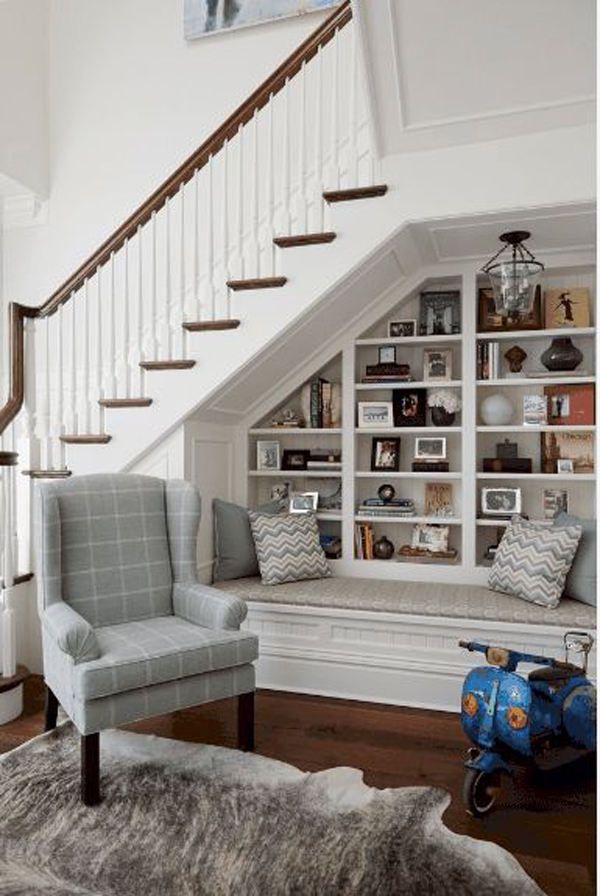 under-stairs-reading-nook-with-shelf-design