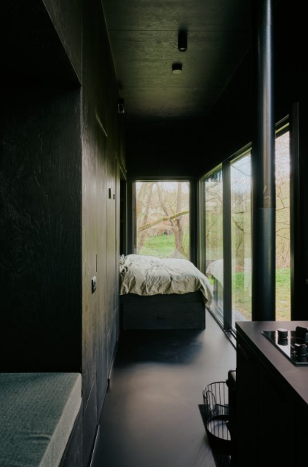 reus-cabin-interior-with-black-color
