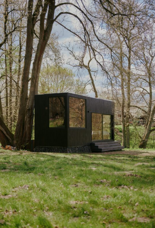 reus-cabin-with-nature-surroundings