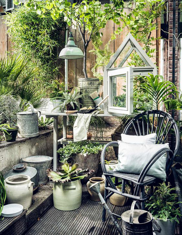 small-industrial-style-garden-with-lounge-areas