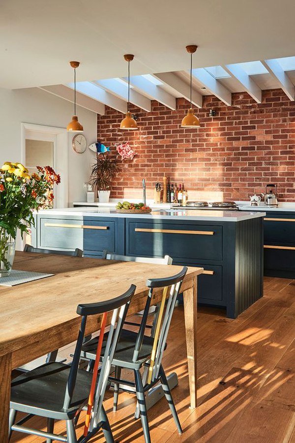 brick-kitchen-backsplash-with-dining-area