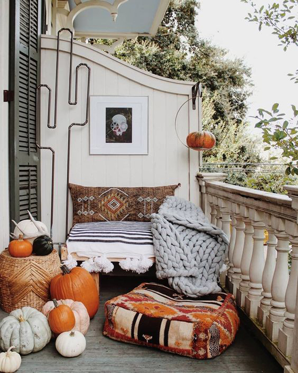 cozy-balcony-nook-decor-for-fall