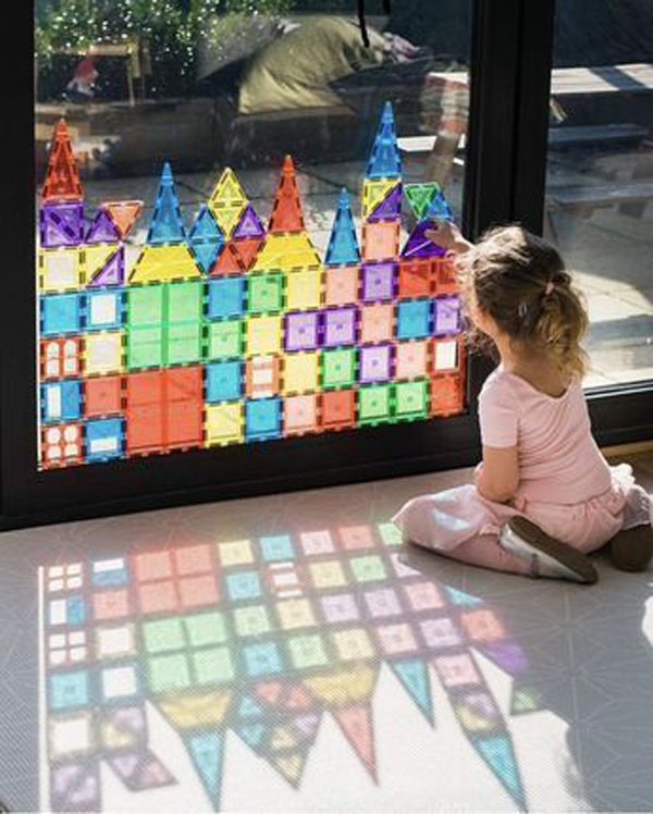 kid-play-building-in-the-window