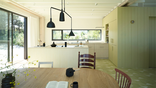 family-retreat-with-kitchen-and-dining-areas