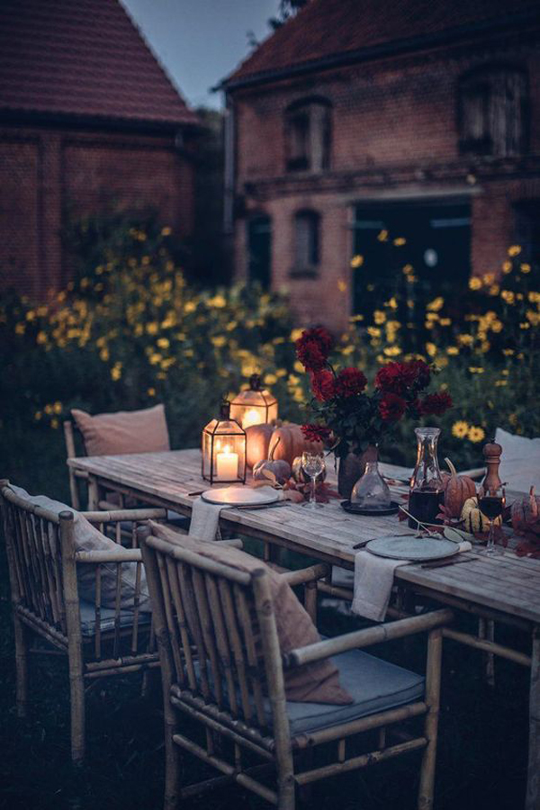 romantic-outdoor-dinner-with-candle-lanterns