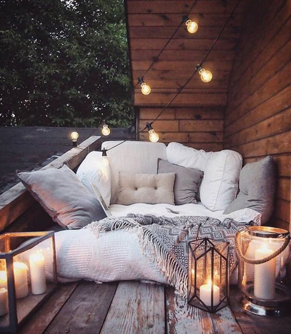 cozy-winter-balcony-decor-with-string-lights
