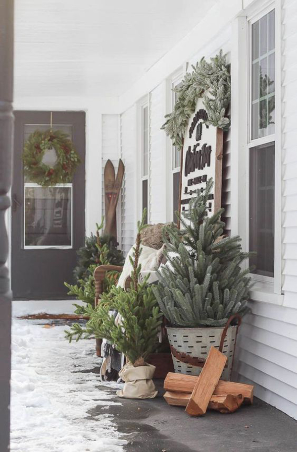 farmhouse-style-christmas-tree-in-the-porch