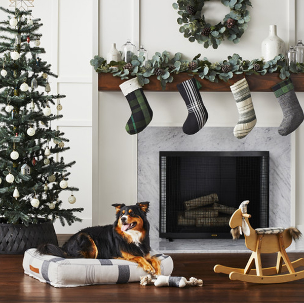 modern-dog-daybed-with-christmas-mantel