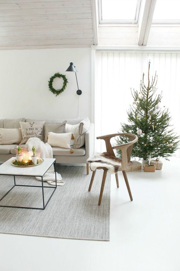 scandinavian-christmas-living-room-with-skylight