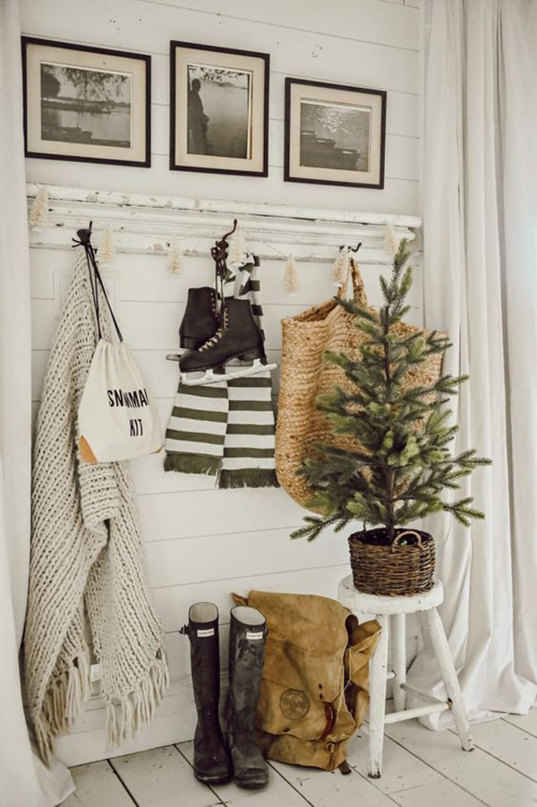 simple-and-easy-winter-entryway-with-plants