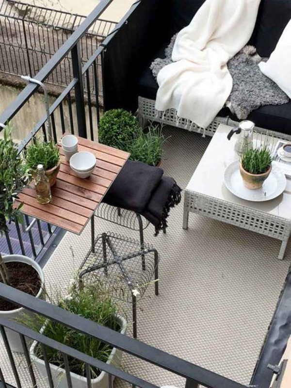 urban-balcony-design-with-black-accent