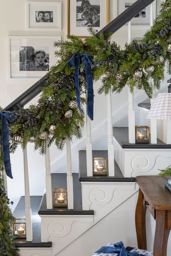 blue-and-evergreen-christmas-decor-for-staircase