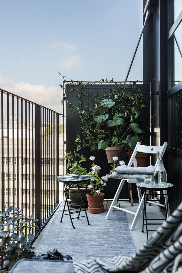 cool-black-balcony-ideas-with-vertical-garden