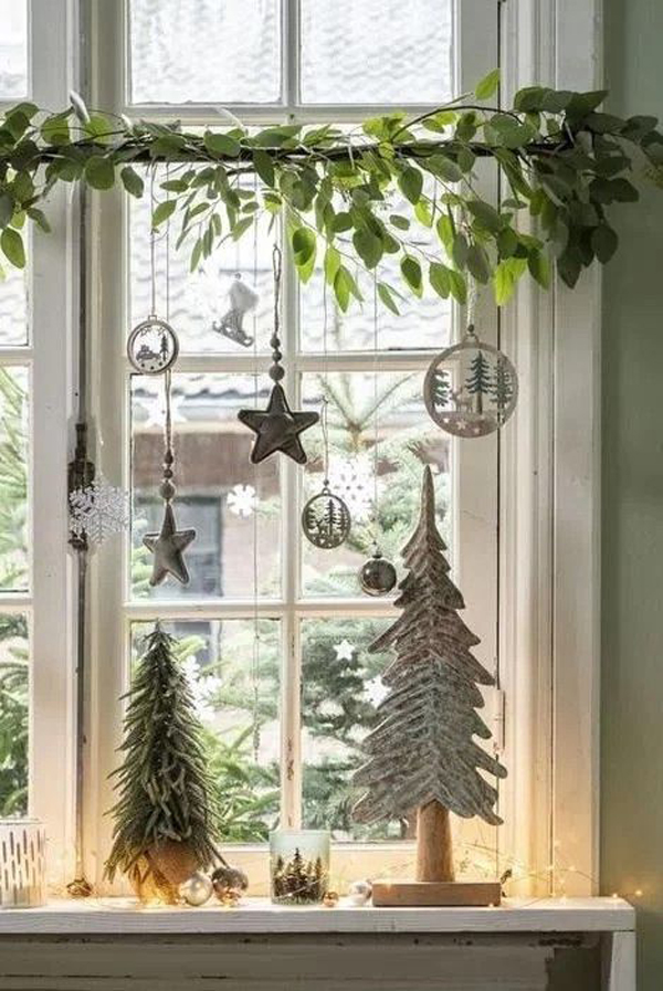 evergreen-christmas-window-decor-with-hanging-ornament