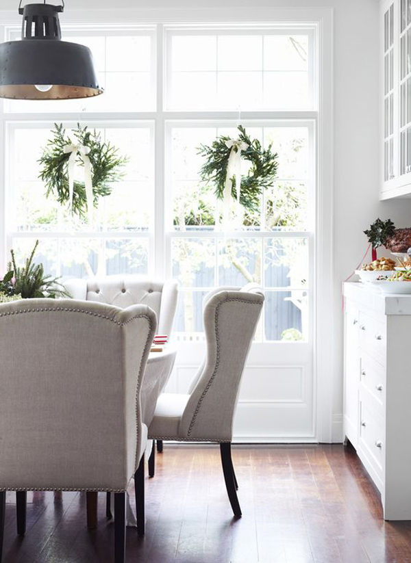 minimalist-christmas-window-wreaths-with-dining-room