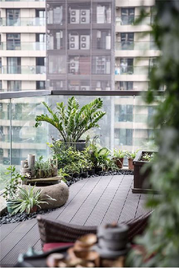 minimalist-japanese-balcony-deck-with-glass-fence