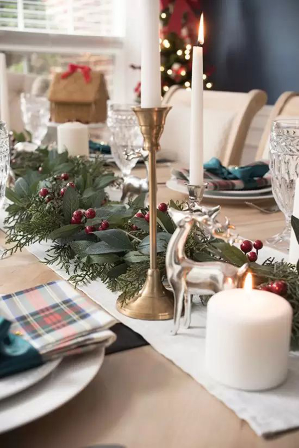 scottish-christmas-table-setting-with-rustic-decor