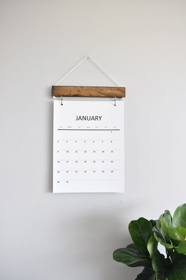 simple-hanging-wood-calendar-design