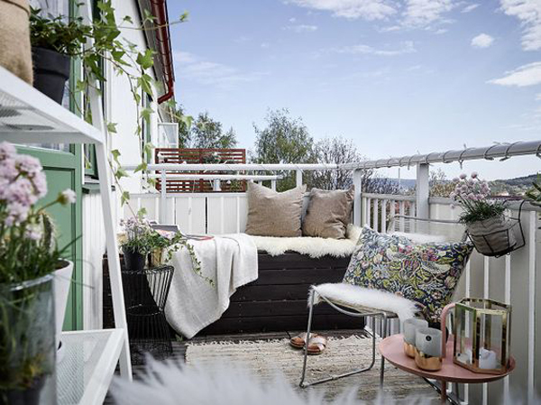 tiny-balcony-design-with-floral-decor