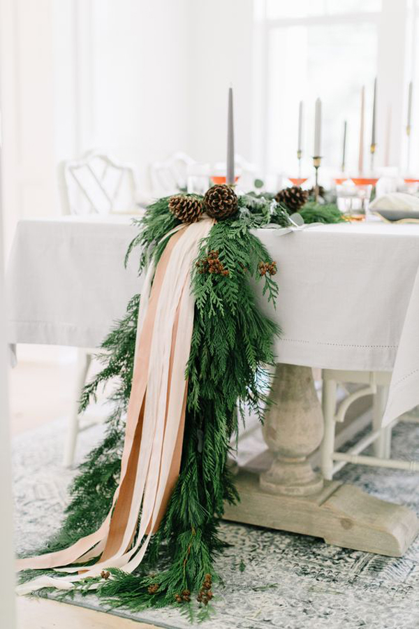 traditional-minimalist-christmas-table-settings