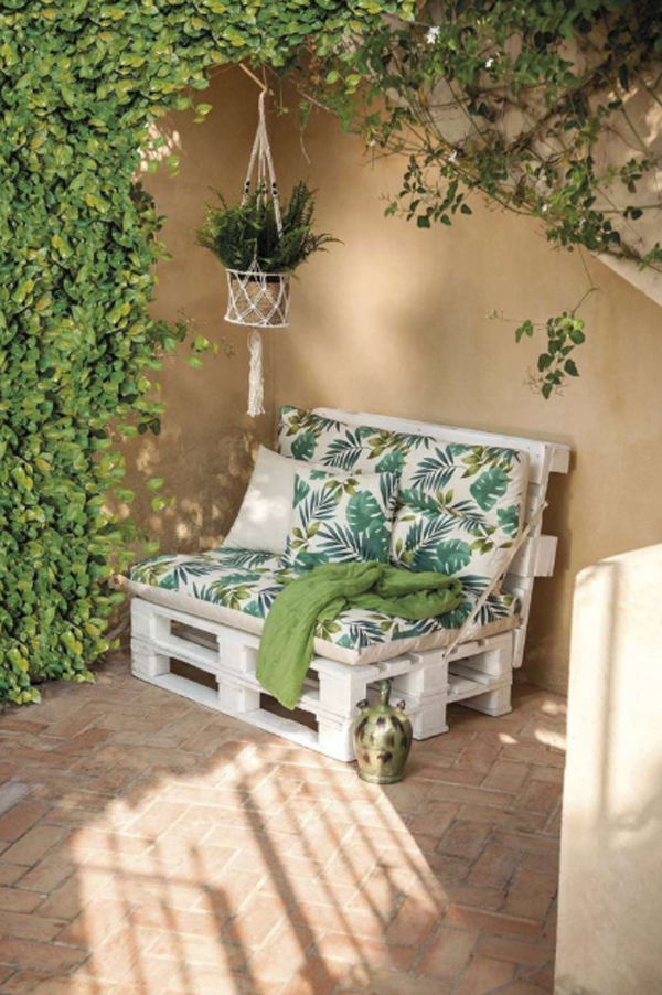 diy-wood-garden-seating-ideas-with-tropical-style