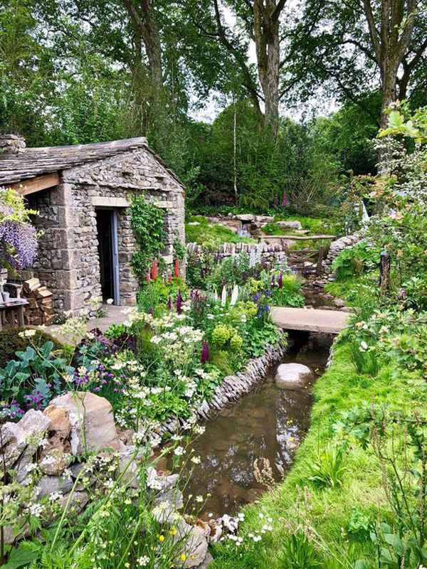 farmhouse-style-garden-with-stone-river