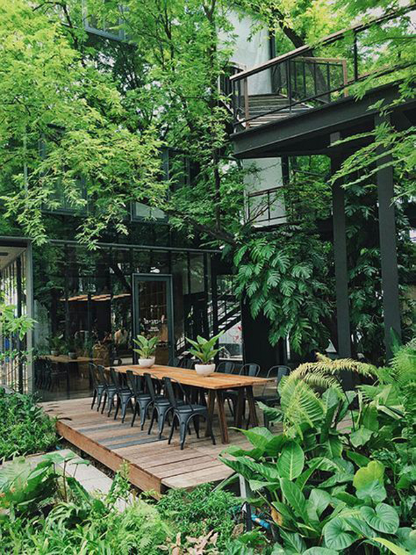 lush-small-garden-with-outdoor-dining-deck