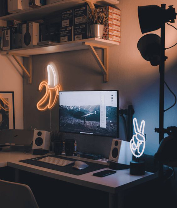 minimalist-desk-setups-with-neon-sign