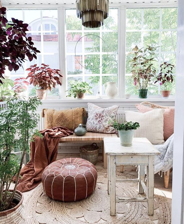 bright-conservatory-house-with-bohemian-vibe