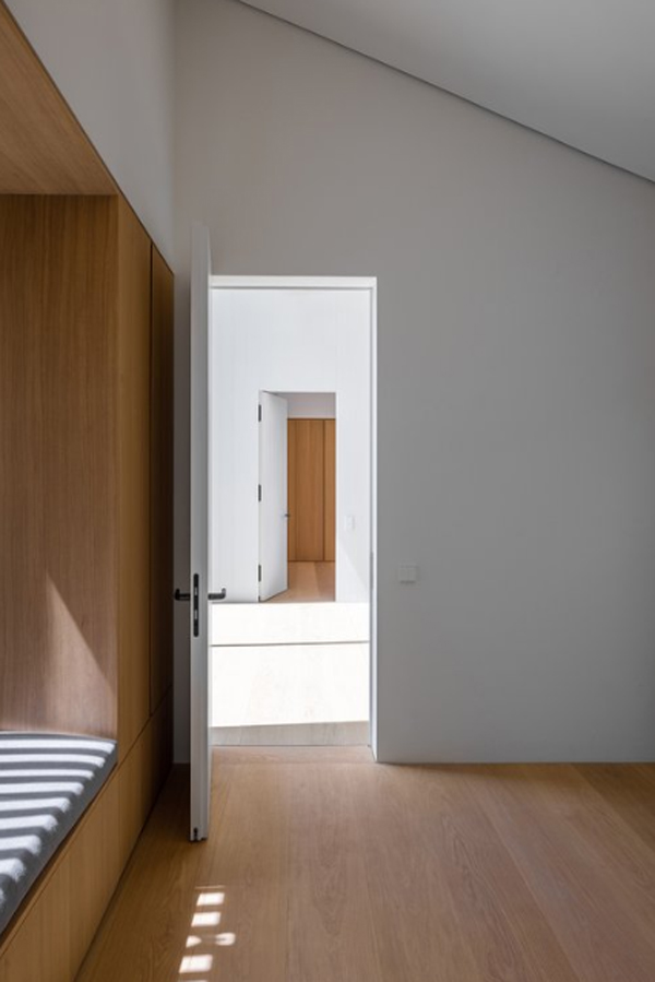 built-in-bedroom-with-open-space-interior