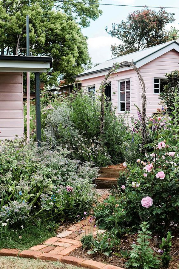 pink-cottage-garden-shed-ideas