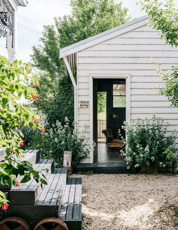 shabby-chic-cottage-backyard-garden