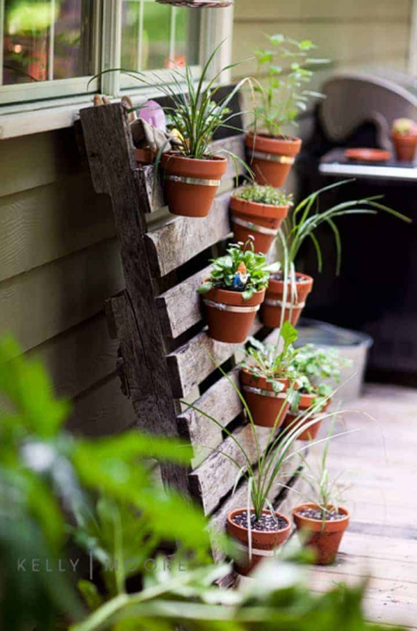 vertical-pallet-garden-with-clay-pots