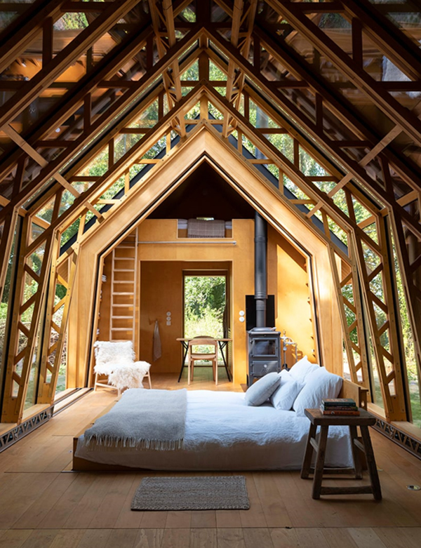 beautiful-open-bedroom-in-the-cabin-anna