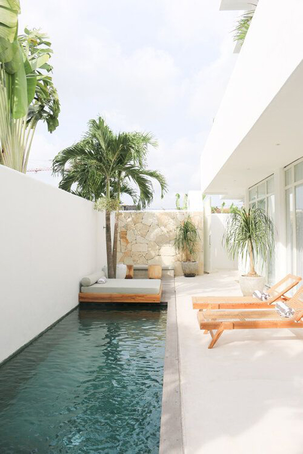 cozy-side-yard-pool-with-lounge-furniture