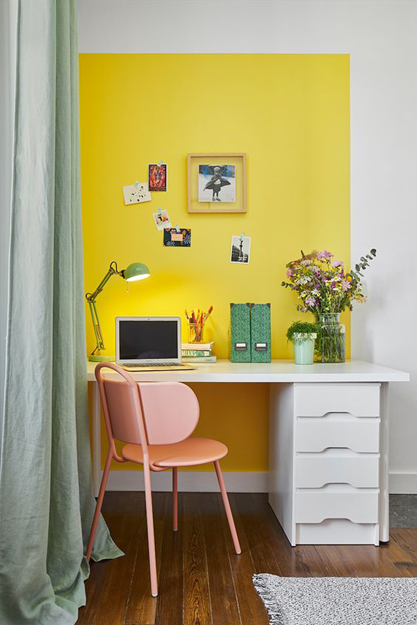 beautiful-study-desk-design-with-yellow-bold-wall